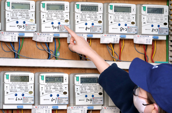 Power meter at a low-rise apartment in Seoul in March. [NEWS1] 