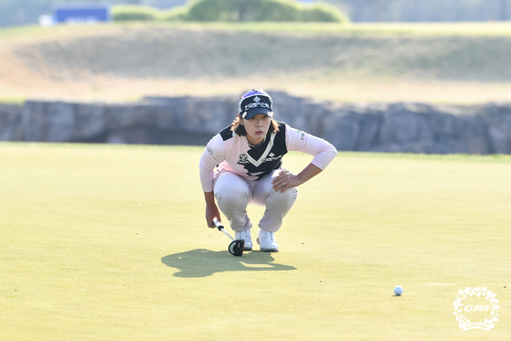 Park Ji-young looks at the green on the 18th hole in the third round of the Mediheal-Hankook Ilbo Championship at the Ferrum Club in Yeoju, Gyeonggi on Saturday. [YONHAP]