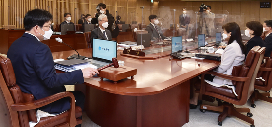 The Bank of Korea’s monetary policy board holds a meeting in central Seoul on Thursday. [NEWS1]