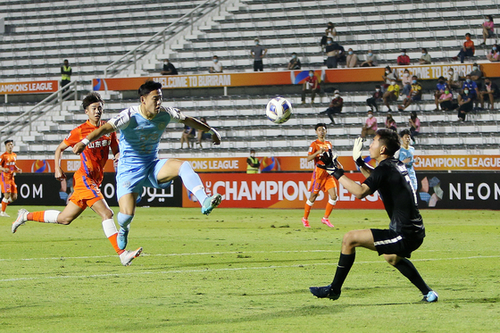 Jung Chi-in, center, of Daegu FC shoots during a 2022 AFC Champions League Group F match between Shandong Taishan FC and Daegu in Buriram, Thailand on Friday. [XINHUA/YONHAP]