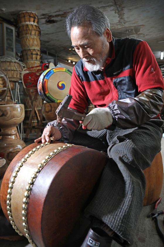 Kim pins a special type of nail into his drums. [PARK SANG-MOON]