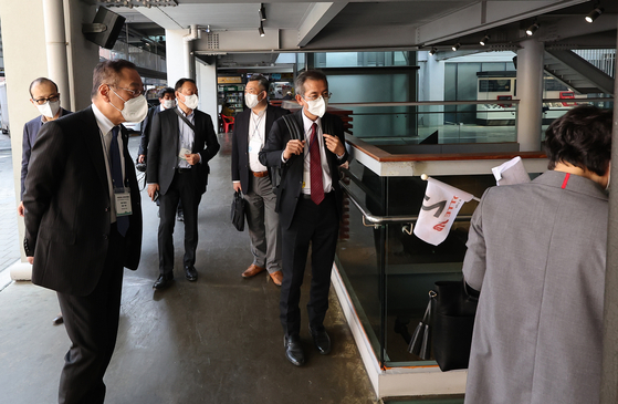 Visitors from the Japan Association of Travel Agents and other tourism-related industry representatives look around Sewoon Arcade in Jongno District, central Seoul, on Monday after a two-year hiatus in the tourism exchange between the two countries. Sewoon Arcade is where tvN's drama series "Vincenzo" (2021) was filmed. [YONHAP]