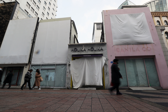 Stores that closed in Myeong-dong in central Seoul on Dec. 21 last year. [NEWS1]