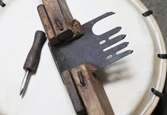 An awl and leather-slicing tool made with Kim's father's special secret. [PARK SANG-MOON]