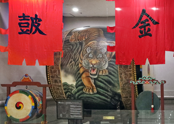 A jingo, or military drum, made by Kim is being exhibited at the War Memorial of Korea in Yongsan District, central Seoul. [PARK SANG-MOON]