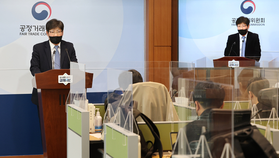 Song Sang-min, director general at the Fair Trade Commission, discusses Samsung SDI in Sejong on Monday. 