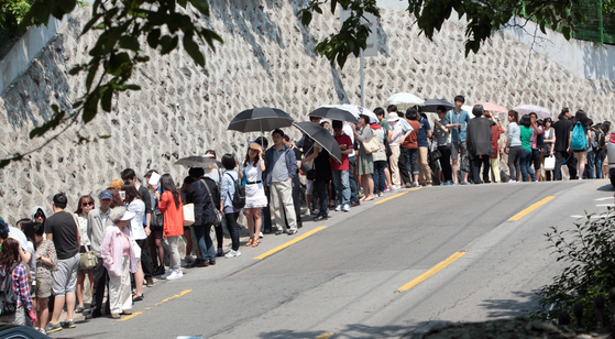 A long line of visitors wait to get into Kansong Art Museum in May 2012. [YONHAP]