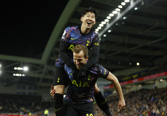 Tottenham Hotspur's Harry Kane and Son Heung-min celebrate during a game against Brighton at The American Express Community Stadium in Brighton on March 16. [REUTERS/YONHAP]