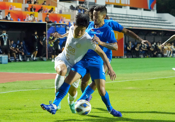 Lion City Sailors' Diego Lopes, right, in action with Daegu FC's Jang Seong-won during an AFC Champions League game at Buriram City Stadium in Buriram, Thailand on Monday. [REUTERS/YONHAP]