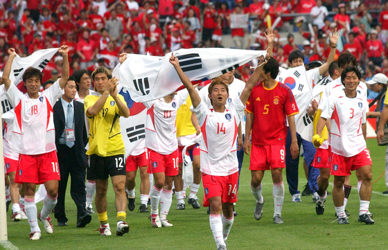 In this file photo from June 22, 2002, Korean players celebrate after beating Spain 5-3 on penalties in the quarterfinals of the FIFA World Cup at Gwangju World Cup Stadium in Gwangju. [YONHAP]