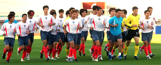 In this file photo from June 28, 2002, Korean players train before a match against Turkey in the third place match of the FIFA World Cup at Gyeongju Civic Stadium, Gyeongju. [YONHAP]