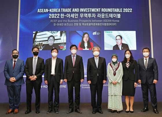 Kim Hae-yong, secretary general of the ASEAN-Korea Centre, fourth from right; Pg Hjh Nooriyah Plw Pg Hj Yussof, Brunei ambassador to Korea, third from right; Kim Heung-chong, president of Korea Institute for International Economic Policy, fourth from left; Cheong Chul-gun, CEO of the Korea JoongAng Daily, third from left; and representatives of businesses and investors in Asean and Korea and members of the ASEAN Secretariat participate in the ASEAN-Korea Trade and Investment Roundtable 2022 at the Shilla Seoul on Wednesday. [PARK SANG-MOON]