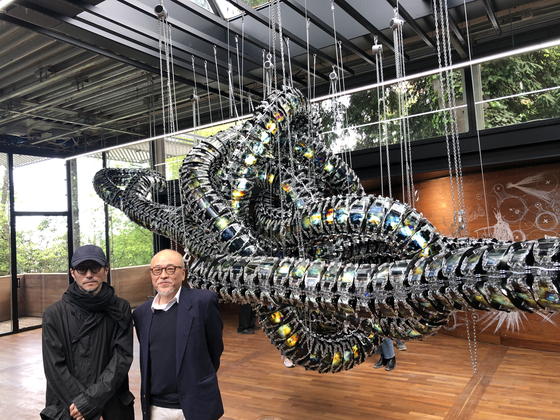 Artist Yunchul Kim, left, and curator Lee Young-chul during the preview event on Wednesday. [SHIN MIN-HEE]