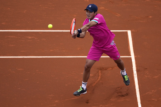 Kwon Soon-woo in action against Carlos Alcaraz Garfia of Spain during their match at the Barcelona Open in Barcelona, Spain on Wednesday. [EPA/YONHAP]