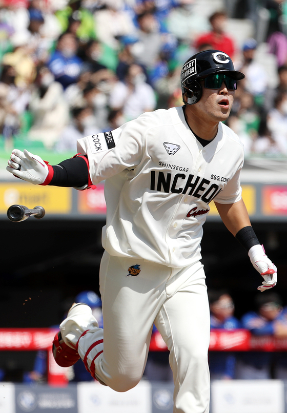 Han Yoo-seom runs to first base after hitting a single against the Samsung Lions at Incheon SSG Landers Field in Incheon on Sunday. [YONHAP]