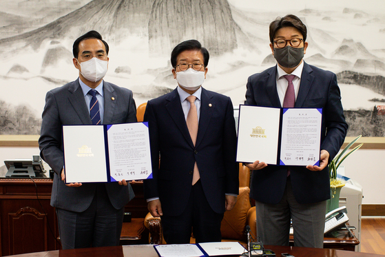 National Assembly Speaker Park Byeong-seug, center, poses for a photo with the ruling and opposition floor leaders after the Democratic Party and People Power Party accepted his proposal on a prosecutorial reform bill at the National Assembly in Yeouido, western Seoul, Friday. [NEWS1]