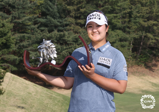 Ryu Hae-ran celebrates winning the Nexen SaintNine Masters 2022 at Gaya Country Club in Gimhae, South Gyeongsang, on Sunday. [KLPGA]
