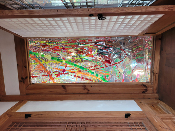Artist Choi Jeong-hwa's work ″Cosmos″ installed at House of Woonkyung, a hanok mansion on the slope of Mount Inwang in central Seoul. [MOON SO-YOUNG]