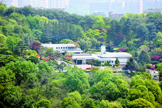A photograph of the current foreign minister's residence in Hannam-dong, Yongsan District, which the presidential transition team announced Sunday will serve as President-elect Yoon Suk-yeol's official residence once renovations are complete. [YONHAP]