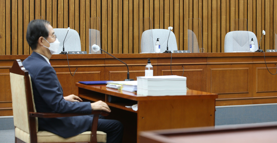 At a confirmation hearing for Prime Minister nominee Han Duck-soo at the National Assembly in Yeouido on Monday, seats for lawmakers from the Democratic Party (DP) are vacant. The DP and the Justice Party, a small progressive party, boycotted the hearing, saying Han did not provide documents they demanded. [KIM SANG-SEON]