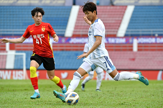 Yun Il-lok of Ulsan Hyundai, right, vies with Li Jiahao of Guangzhou FC during the AFC Champions League 2022 Group I match between Guangzhou FC and Ulsan Hyundai in Johor Bahru, Malaysia on Sunday. [XINHUA/YONHAP]