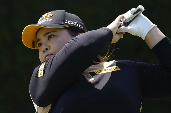 Park In-bee tees off at the second tee during the second round of the DIO Implant LA Open golf tournament at Wilshire Country Club on Friday in Los Angeles. [AP/YONHAP]
