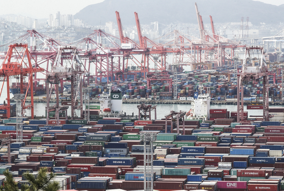 Cargo being loaded in Busan on Feb. 1 [YONHAP]