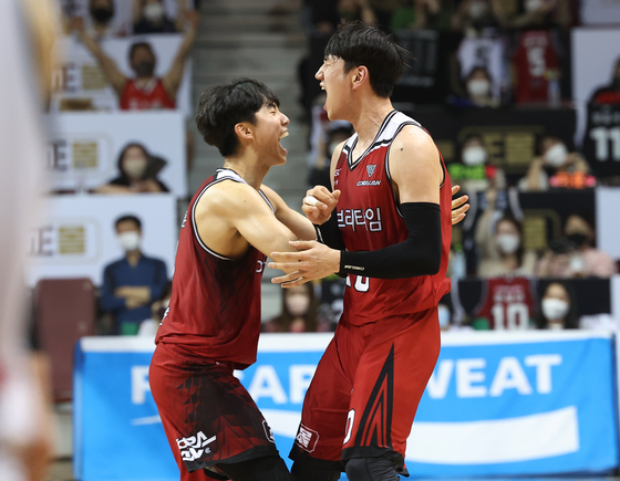 Moon Seong-gon of Anyang Korea Ginseng Corporation, right, celebrates after scoring a three pointer during the third playoff match against Suwon KT Sonicboom on Monday at Anyang Gymnasium in Anyang, Gyeonggi. [YONHAP]