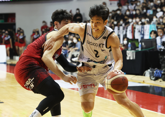 Heo Hoon of Suwon KT Sonicboom dribbles past Anyang Korea Ginseng Corporation during the third playoff match on Monday at Anyang Gymnasium in Anyang, Gyeonggi. [YONHAP]