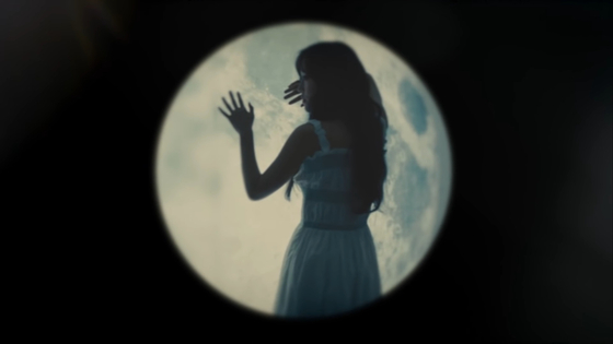 A scene from Lee's music video for "Walking Through the Moon" [WOOLLIM ENTERTAINMENT]
