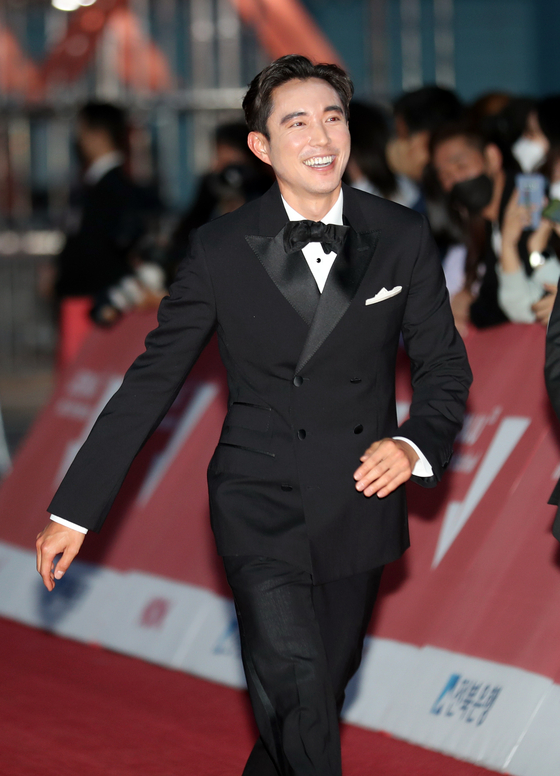 Justin H. Min, who portrays Yang in the festival's opening film "After Yang," walks on the red carpet of the opening ceremony at Jeonju Dome on Thursday evening. [JIFF]