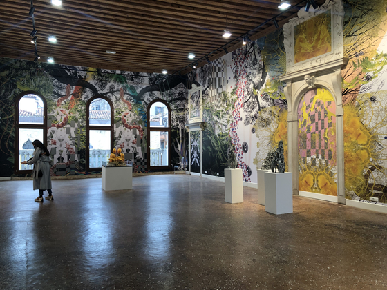 Haegue Yang's digitally-printed wallpaper piece “Incantations - Entwinement” (2022) [SHIN MIN-HEE]