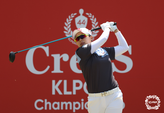 Kim Hyo-joo tees off at the par-4 fifth in the final round of the CreaS F&C The 44th KLPGA Championship at Ildong Lakes at Pocheon, Gyeonggi on Sunday. [KLPGA] 