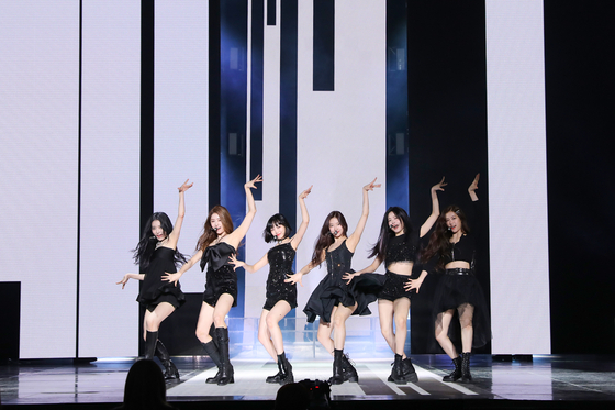 Le Sserafim performs during its debut showcase on May 2. [SOURCE MUSIC]