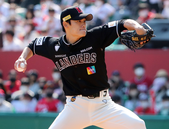 Jang Ji-hoon of the SSG Landers pitches agianst the Doosan Bears at Incheon SSG Landers Field in Incheon on Sunday. [NEWS1] 