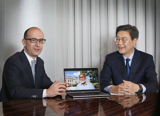From left, Ramon Pacheco Pardo, KF-VUB Korea Chair at the Centre for Security, Diplomacy and Strategy (CSDS) of the Brussels School of Governance; Michael Reiterer, distinguished professor at the CSDS and former ambassador of the European Union (EU) to Korea; and Kim Chang-beom, former ambassador to the EU and current advisor at the Center for Strategic and Cultural Studies, speak with the Korea JoongAng Daily about their joint report on policy recommendations for the Yoon Suk-yeol government on Europe, at the Plaza Seoul. [PARK SANG-MOON]