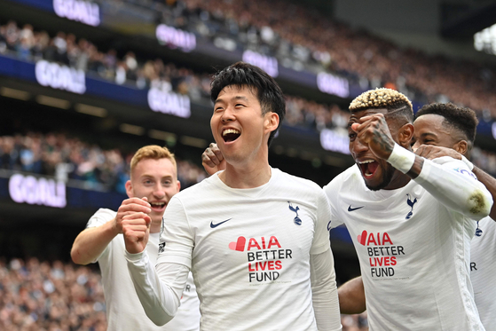 Tottenham Hotspur’s Son Heung-min celebrates after scoring his team’s second goal during a Premier League match against Leicester City at Tottenham Hotspur Stadium in London on Sunday. [AFP/YONHAP]