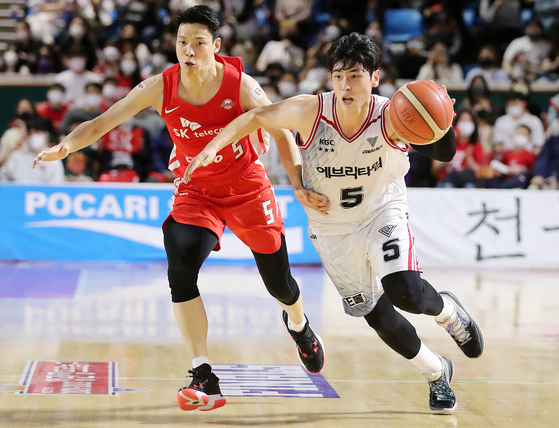 Byun Jun-hyung of Anyang Korea Ginseng Corporation, right, dribbles past Kim Sun-hyung of the SK Seoul Knights at a match between Anyang KGC and SK Knights at Jamsil Students' Gymnasium in southern Seoul on Monday. [NEWS1]