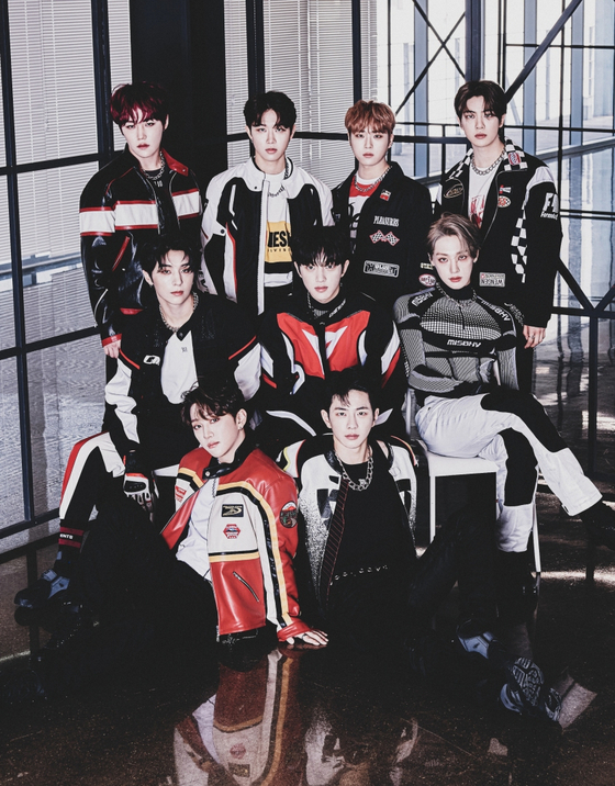 Boy band Golden Child [WOOLLIM ENTERTAINMENT]