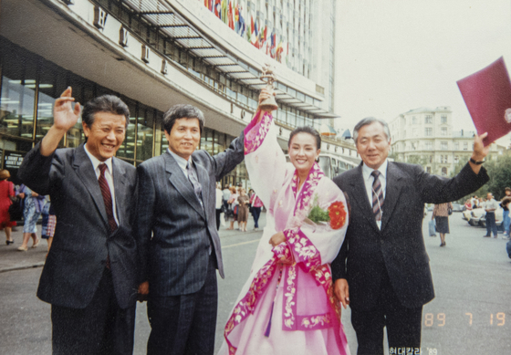 Kang, second from right, who earned the Best Actress Award at the 16th Moscow International Film Festival in August 1989 for her role in "Come, Come, Come Upward." The photograph is provided by Kim Dong-ho. [JOONGANG SUNDAY] 