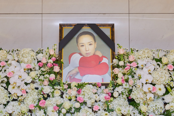 Wake for Kang Soo-youn was set up at Samsung Medical Center in Seoul from Sunday. The funeral ceremony is scheduled for Wednesday. [NEWS1]