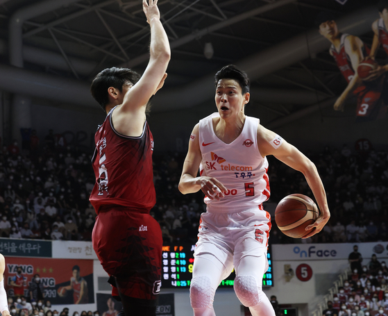 Kim Sun-hyung of the SK Seoul Knights, right, plays the ball against Anyang Korea Ginseng Corporation at Anyang Gymnasium in Anyang, Gyeonggi on Sunday. [YONHAP]