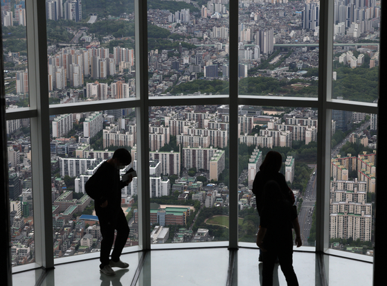 View of apartments in Seoul on Monday from Lotte Tower in Jamsil. [YONHAP] 