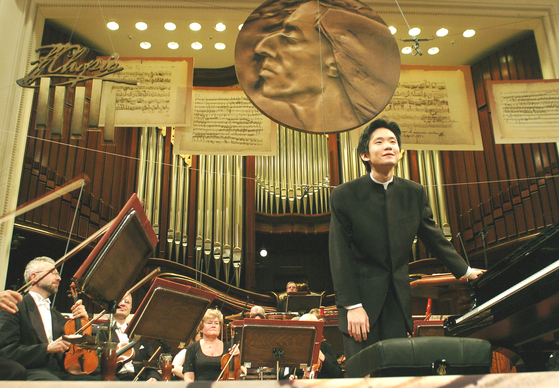In October 2005, Lim participates in the 15th International Frederick Chopin Piano Competition in Warsaw. He shared third place with no second place winner with his older brother Lim Dong-min. They had the highest scores in the competition until Cho Seong-jin won first prize in the competition in 2015. [JOONGANG ILBO]
