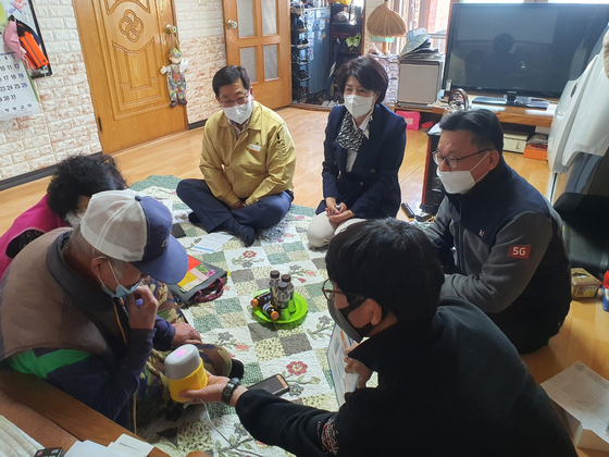 KT said it will start using its artificial intelligence (AI) technology to help take care of the senior citizens living on their own with its Giga Genie speakers. [KT]