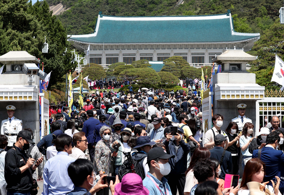 Visitors walk into the Blue House complex in Jongno District, central Seoul, Tuesday, as President Yoon Suk-yeol began his five-year term. [KIM SANG-SEON]