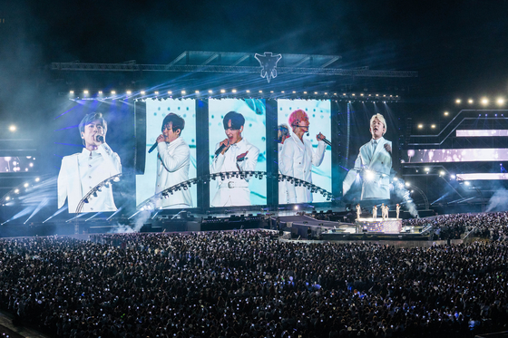 H.O.T. held a concert in 2018, the first in 17 years since the band's disbandment in 2001, but could not use their name because of a trademark rights issue. [SALT ENTERTAINMENT]