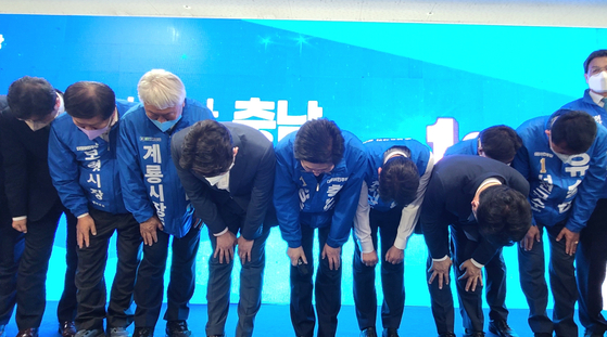 Top officials of the Democratic Party (DP) apologize Thursday at an opening ceremony of an election office in Cheonan, South Chungcheong, shortly after Rep. Park Wan-ju was expelled from the party on allegations of sexual misconduct. Among those who bowed in front of cameras were Lee Jae-myung, who lost to Yoon Suk-yeol in the presidential race and is now running for a DP parliamentary seat in Incheon; Park Ji-hyun, DP interim co-chair; and Lee Nak-yon, former prime minister and senior adviser to the DP. [NEWS1]