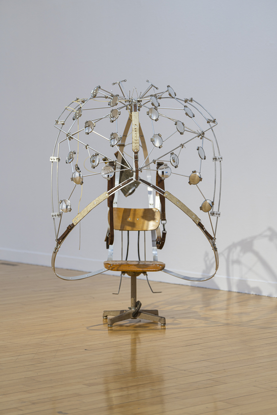 Sitting in “Mirror Canopy” (2010) creates the point of view of a dragonfly. [BUSAN MUSEUM OF ART]