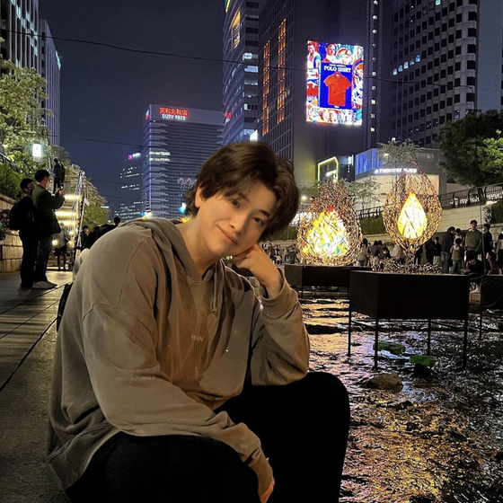 Theo poses at Cheonggye Stream. [SCREEN CAPTURE]